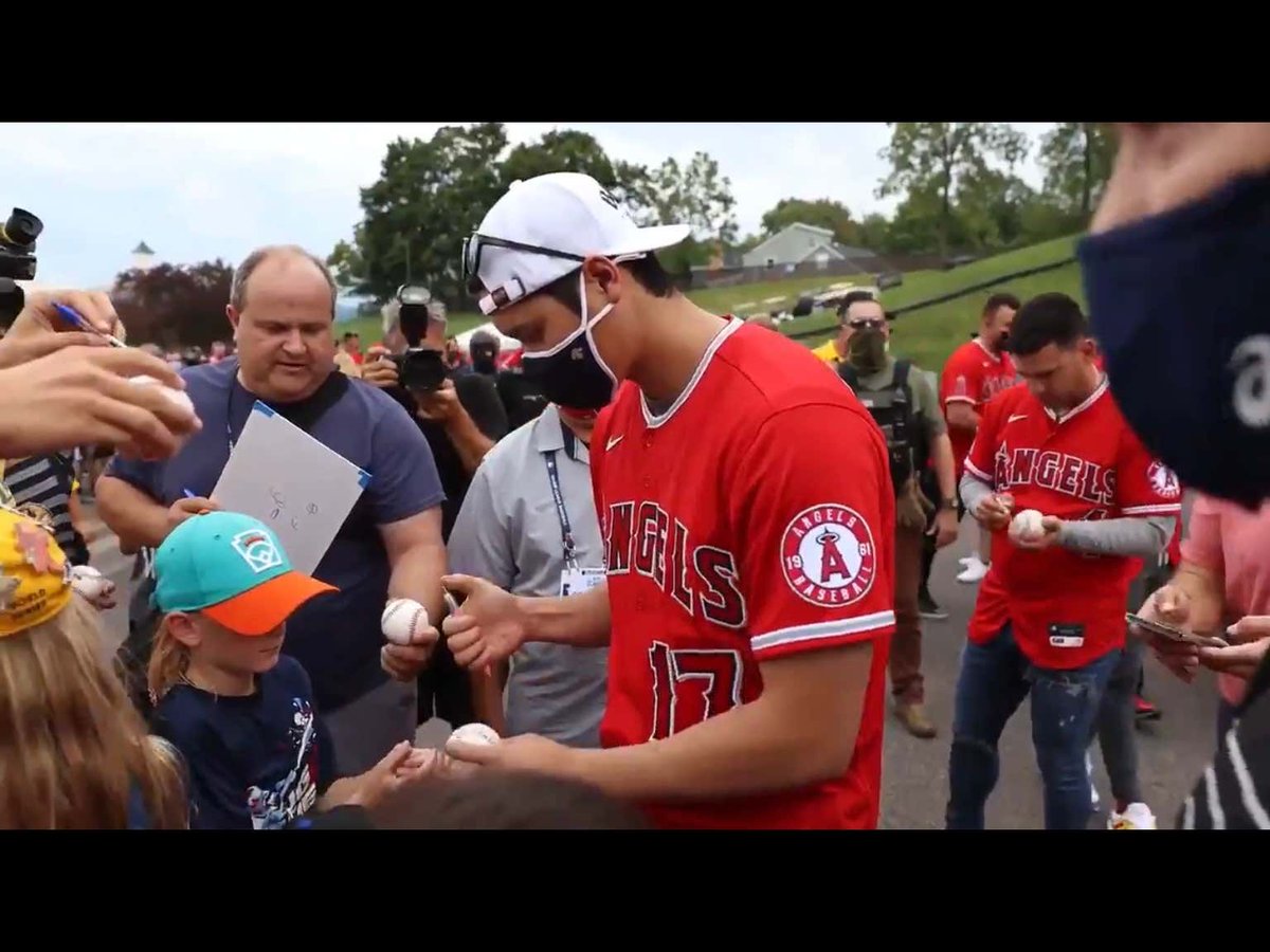 Shohei Ohtani Signing Autographs For The Kids And Ignoring The Grown Men Hounding Him Is Why He’s The Best 
bars.tl/3379777