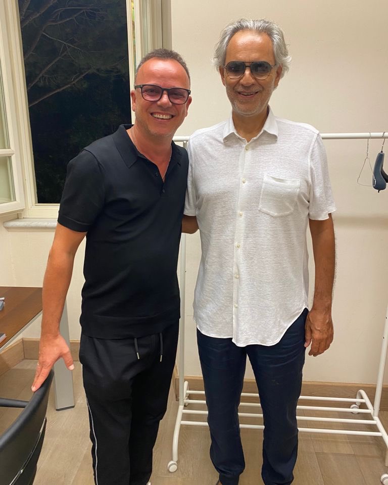 _GigiDAlessio_'s tweet photo. Serata stupenda, grazie di cuore Forte dei Marmi! 💙
E a renderla ancora più speciale è stato il re dei re @AndreaBocelli, che è venuto a trovarmi per l’occasione 🙏🏻

#manievoce @fepgrouplive @giamptramice https://t.co/iksLWPMX7G