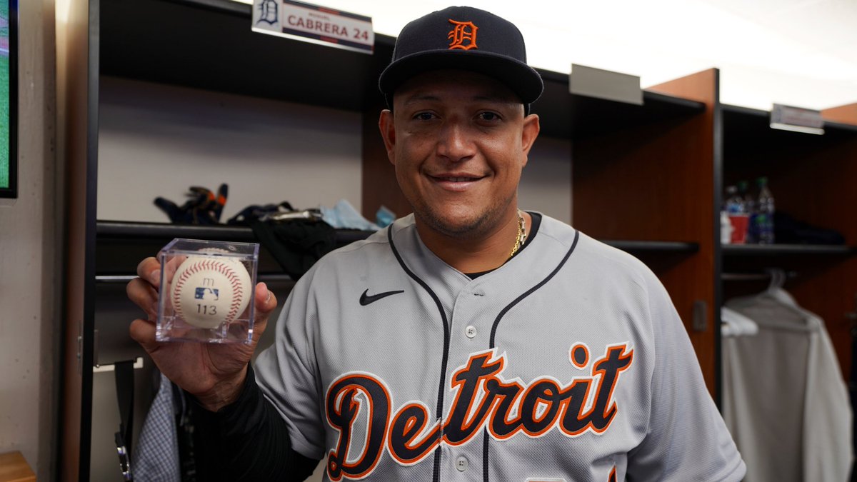 DETAuthentics's tweet photo. 5️⃣0️⃣0️⃣ has been collected, authenticated and presented to @MiguelCabrera. https://t.co/e3d6vLxICX