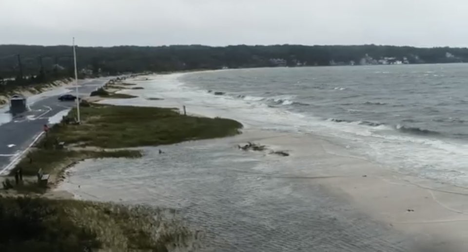 longisland's tweet photo. Drone footage of Hurricane Henri hitting the Hamptons https://t.co/f1cgxxGRNZ
#longisland #longislandweather #longislanddrone #HurricaneHenri2021 https://t.co/9MXwfR63Cy