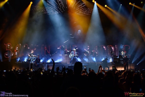 Jason Aldean Aug, 2021 - Jason Aldean @ Wallnut Creek Aug, 2021

Well what can I say…

As soon as I saw lightning and it started to rain after having shot... - triangleartsandentertainment.org/2021/08/jason-…