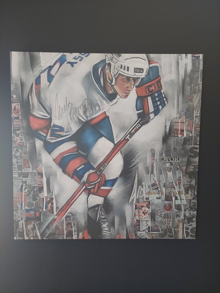 Si vous vous souvenez. J ai posté une toile de ma fille Josiane. Nous avons créé une impression limitée sur canvas 36 x 36 encadré et signée . Si il y a un intérêt serieux me contacter à mike.bossy@newyorkislanders.com