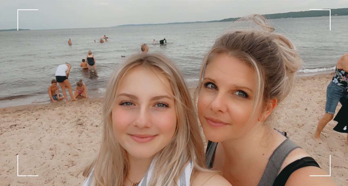 blondie2015's tweet photo. At least I have one kid who wants pics with me 🥰😂 #motherdaughter #stopgrowingplease #myheart https://t.co/ouyI7rDNhL