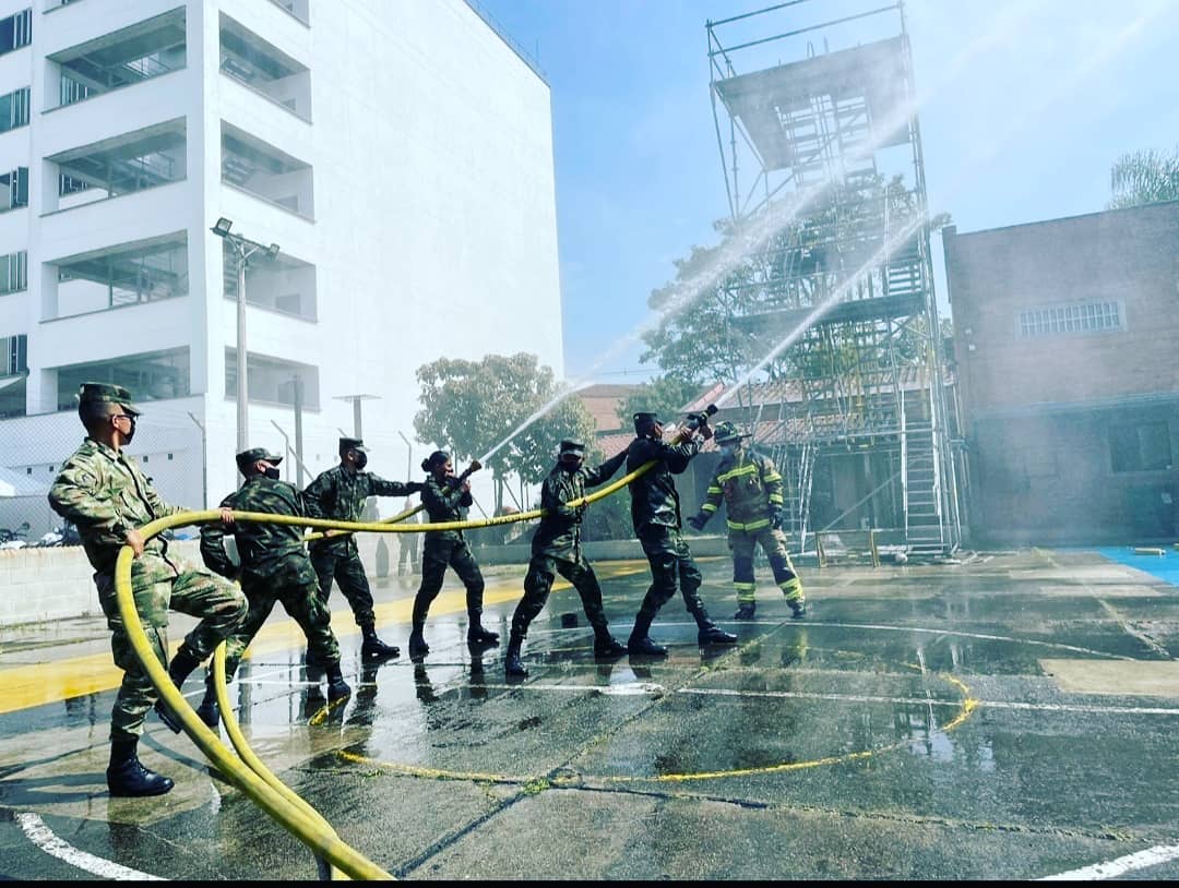 Biosp04's tweet photo. Nuestro Soldados se capacitane
 diariamente,  con el fin de reforzar los conocimientos para la atención inmediata demostrando el compromiso  institución con la población civil, agradecemos a Bomberos Medellín  por brindarnos sus capacidades. https://t.co/JHXmHELEyF