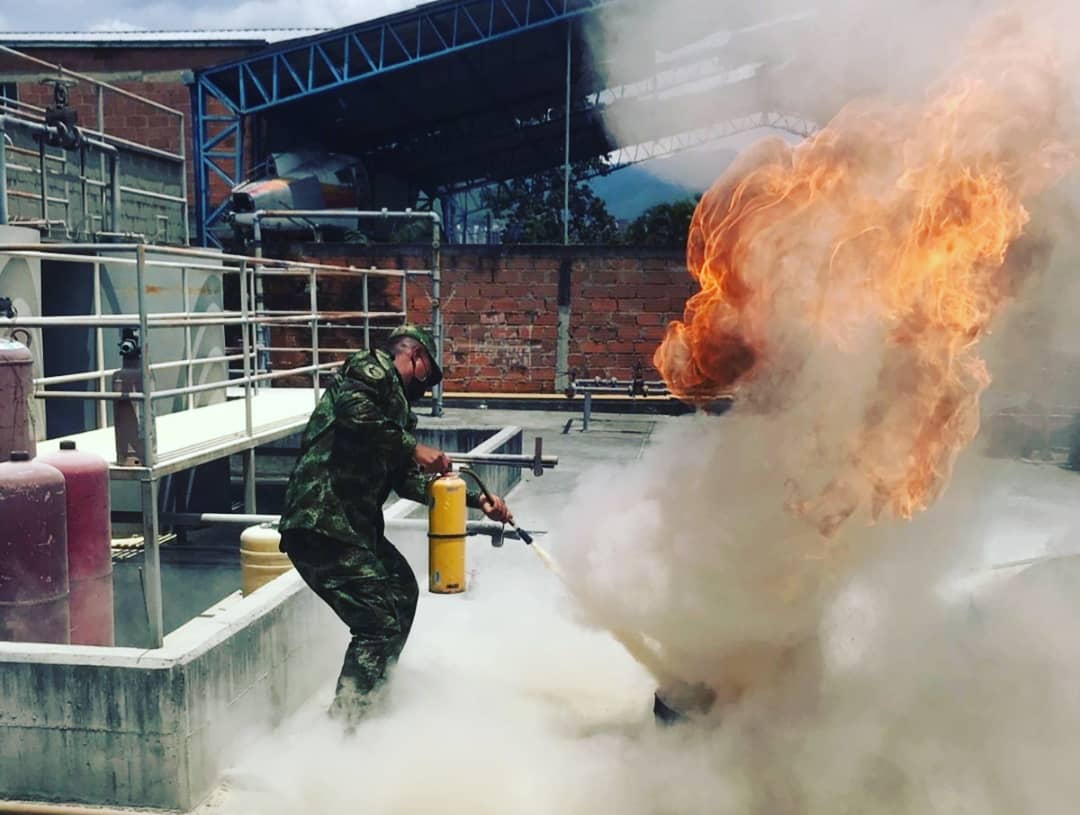 Biosp04's tweet photo. Nuestro Soldados se capacitane
 diariamente,  con el fin de reforzar los conocimientos para la atención inmediata demostrando el compromiso  institución con la población civil, agradecemos a Bomberos Medellín  por brindarnos sus capacidades. https://t.co/JHXmHELEyF