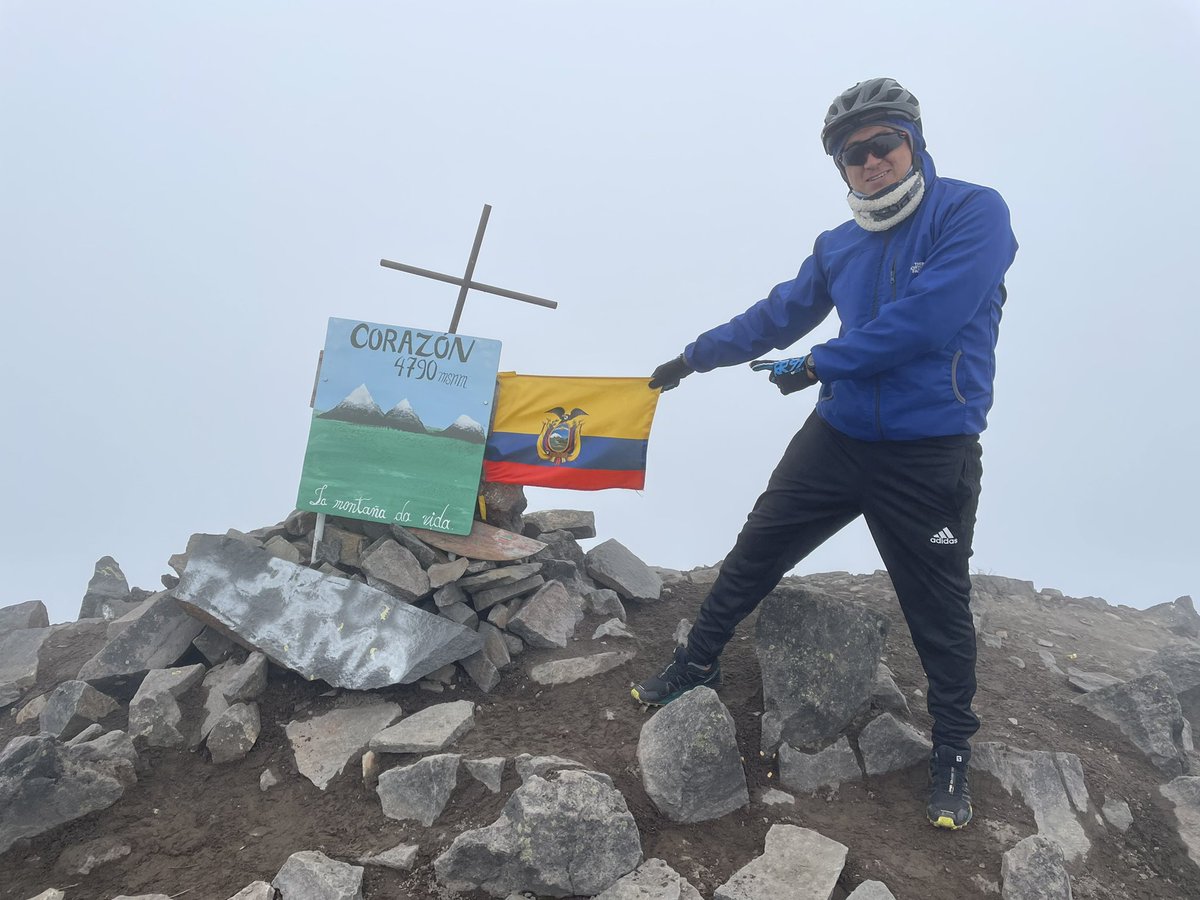 Que nunca falte la sonrisa, la montaña y el amor !!! Cumbre Corazon ⛰ <a href="/Aleestrella18/">Ale Estrella</a> . Parolos en acción <a href="/ParolerosEC/">La Parola</a>
