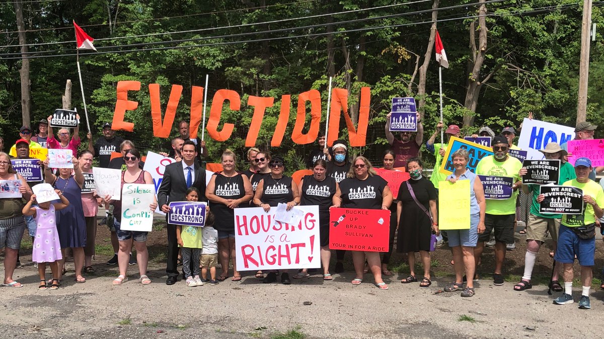 This past week, the families @ #Devenscrest Apartments showed us what #CollectivePower looks like as they fought dozens of no-fault #evictions. First, they rallied w/ incredible courage & energy in 90+ degree heat. #DCStrong #mapoli 🧵
