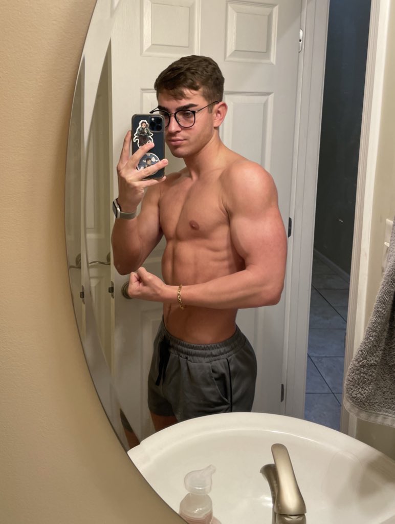 rhino_xxx's tweet photo. have y’all ever seen me with my glasses on https://t.co/5DTgRLgKqJ