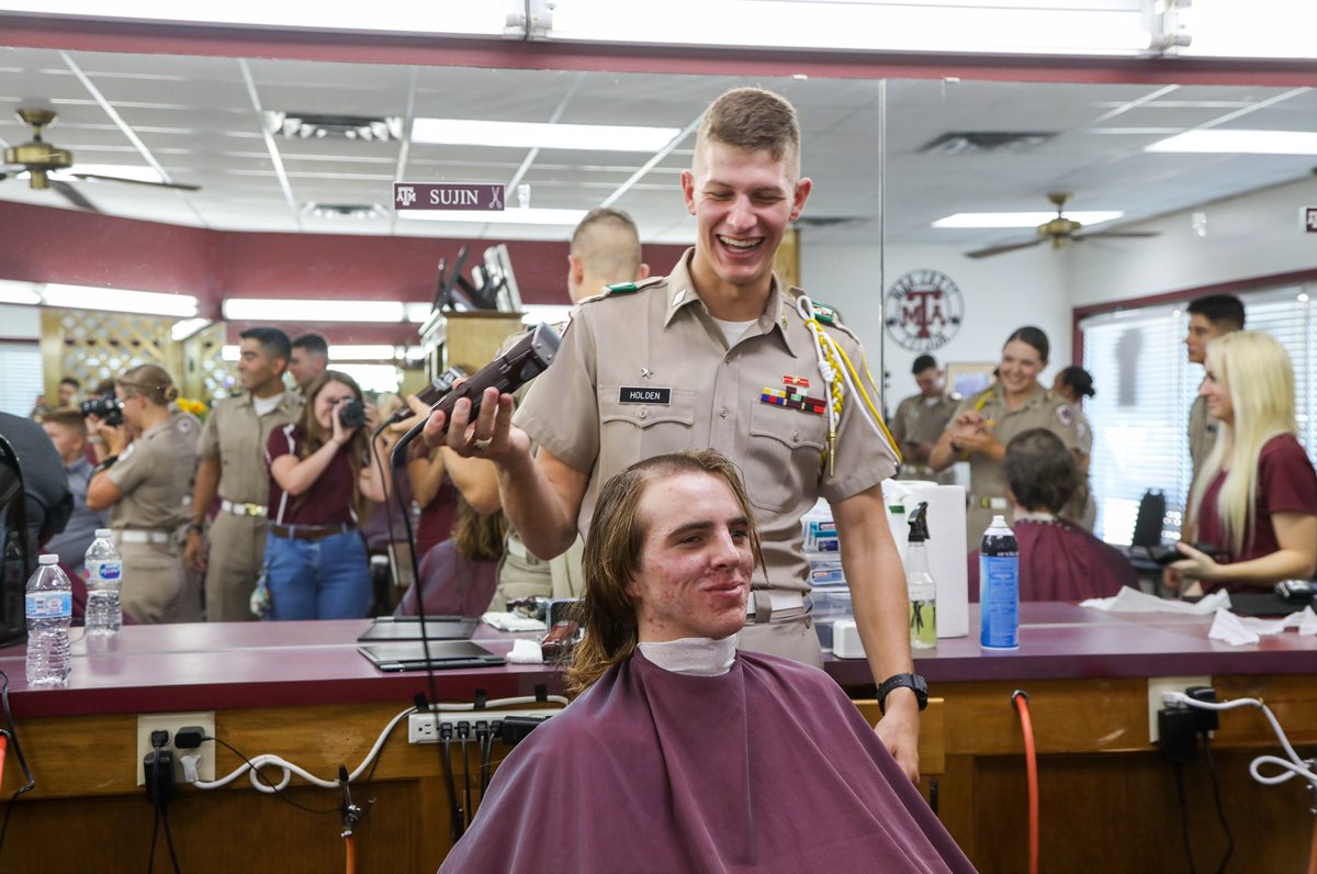 TAMUCommandant's tweet photo. It’s an exciting day to be a fish in the #aggiecorps! Congratulations on your new haircuts, freshmen!
#tamu2025 #aggiecorps #tamu #FOW2021 https://t.co/yDWLGwqOH2