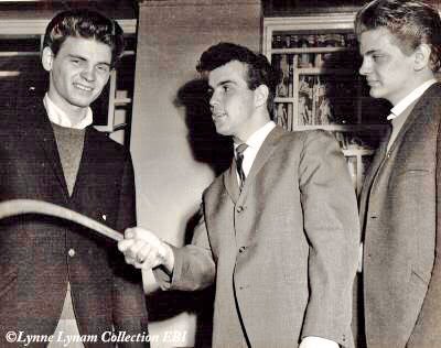 Crash Craddock teaches the Everly Brothers how to throw a boomerang, 1959
Pic: everlybrothers.net #phileverly #doneverly #everlybrothers #crashcraddock