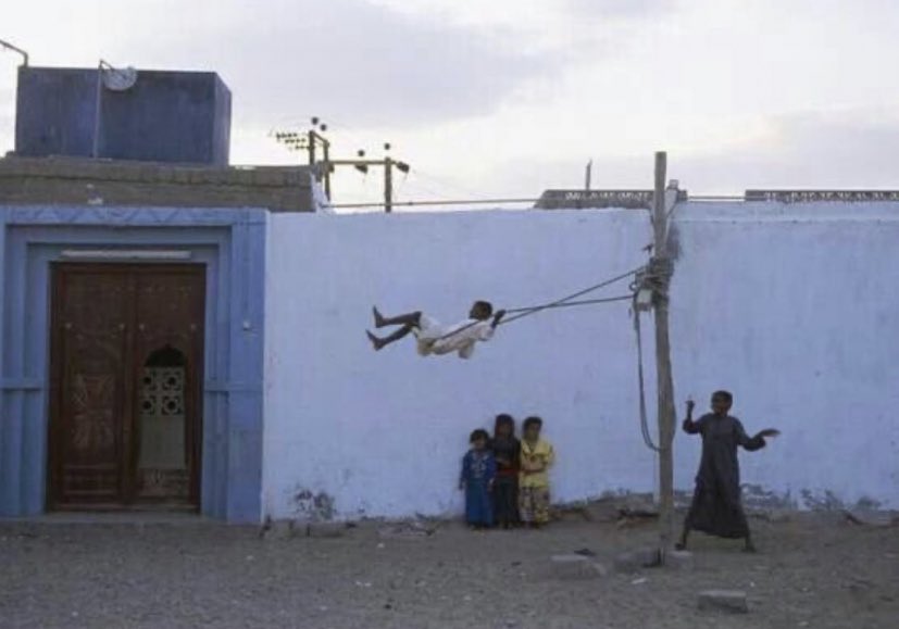 اشتقت ارجع طفل ،  وارتّب العابي
واصنع من الغيم والاحلام مرجيحة

واشمّ ريح الصباح البِكر  بثيابي
ويضمّني بشت ابوي،وعطر تسبيحه

في غدفة امي شذا الحنّا تمخلابي
لا هوّد الليل، واسترخت مصابيحه

اشتقت…وانا الذي قلبي تسلابي
طفلٍ غدا الحزن وضلوعي مراجيحه!