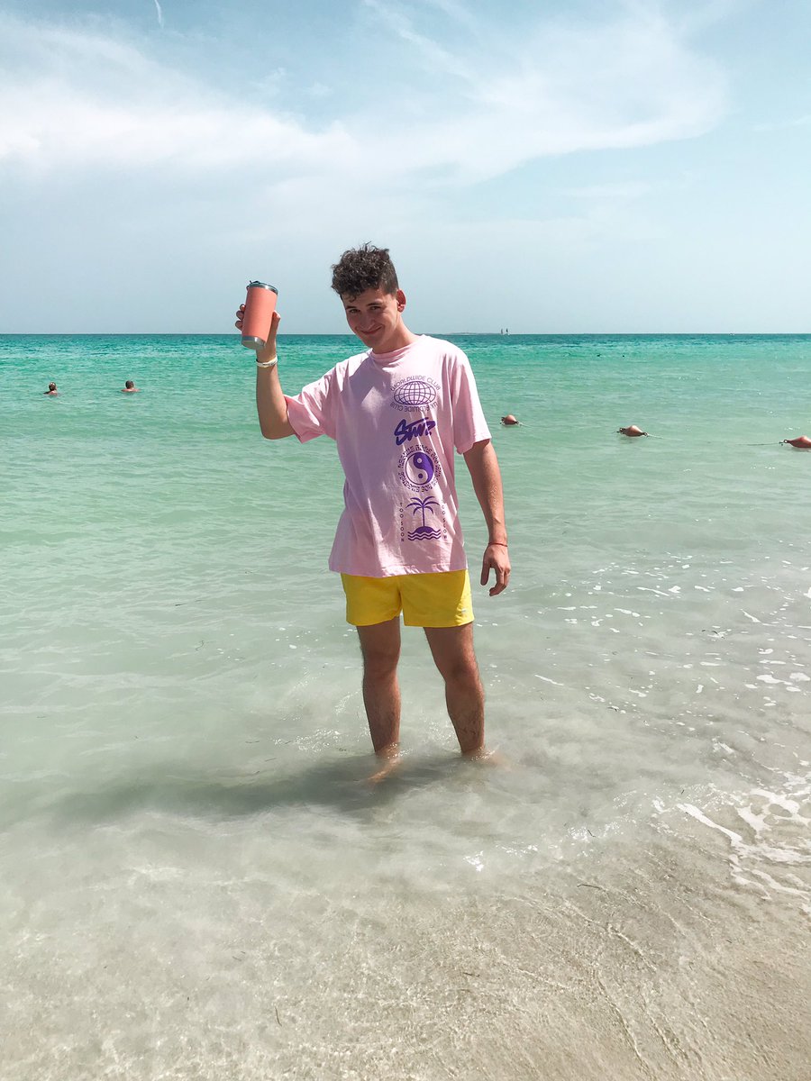 hook_pook's tweet image. Ребята я на Кубе :₽