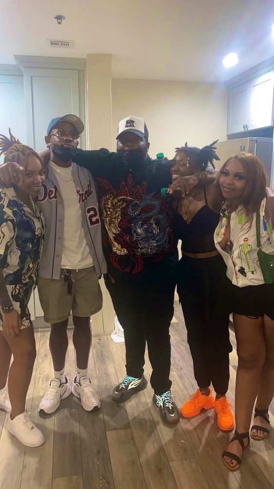 SoziNotIso's tweet photo. Familia. 8 years in. 🤲🏿
@cashylaflare @krispykay_ @Lizbrus_ @acire_ https://t.co/V1bEfk6oTn
