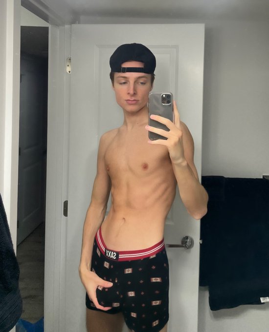 6’2 Canadian… am I your type? https://t.co/L8V5plsdHD