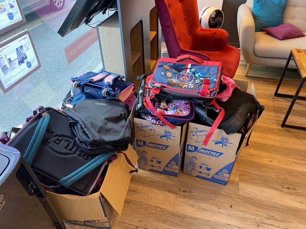 FemmesLibresMDV's tweet photo. L'opération " Recyclez votre cartable " a pris fin le 19 août 2021.
Nous repartons avec 5 cartons pleins ☺️ qui seront redistribués @restosducoeur de Villeparisis pour des familles dans le besoin.
Merci de votre #générosité ☺️ 🥰
#operationreussie #association https://t.co/2OubyhLqtt