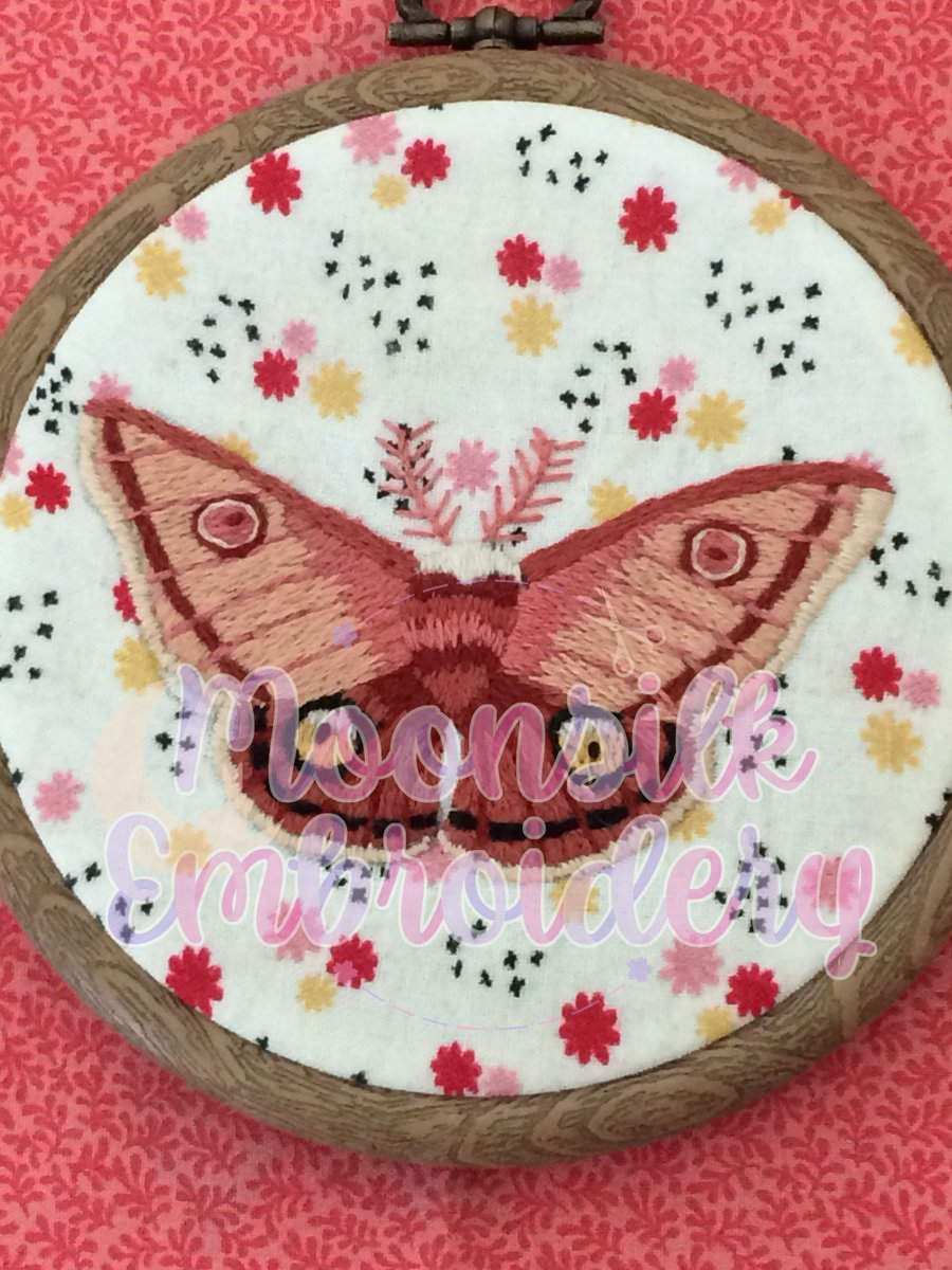 MoonAndSilk's tweet photo. Hi, I'm Alex! I'm a free-hand embroidery artist, I create 100% hand-made patches, hoops and wearable art. 
Shop: https://t.co/9QBrmrSDed
Website: https://t.co/kQpa0VlFSA
Tips: https://t.co/vttNOv5m8K https://t.co/2HyVODuW0Z