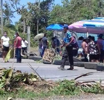 Habitantes de #Tecolutla #Veracruz salen a protestar en #CostaEsmeralda porque no tienen ni comida después del paso del #HuracanGrace nadie los apoya, pese a que ayer el gobernador Cuitláhuac García presumió sus botas enlodadas en #Xalapa