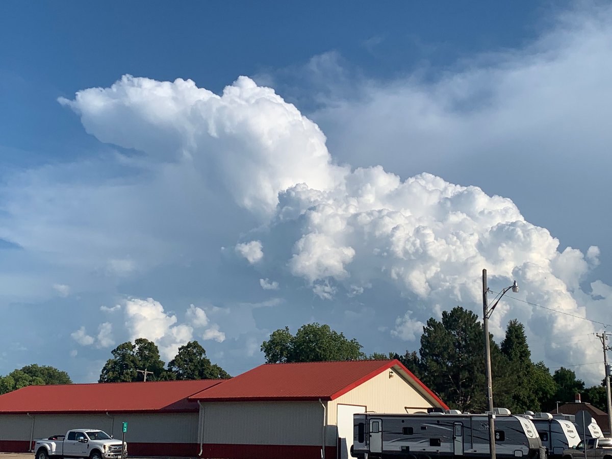 Scottphilbrick's tweet photo. Looking south east from #popcorndays @Northloup NE. #NEWX @NWSHastings 8-22-21 @18:46. https://t.co/s5U0IRlb7S