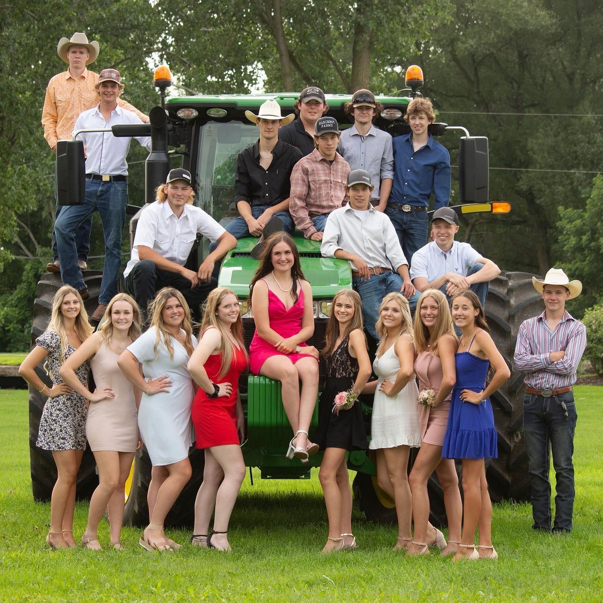 OntFarmerNews's tweet image. It was a beauty day to take graduation photos for this group of 2021 grads. Students from Assumption College in Brantford, College Avenue Secondary in Woodstock and Delhi District in Delhi came together to celebrate their big milestone #OntFarmerNews #FarmSeen #ClassOf2021 #OntAg
