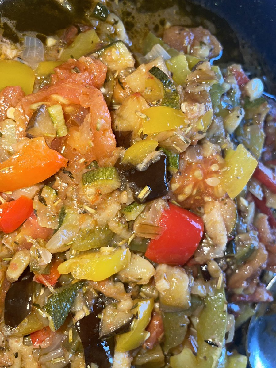 beesosapp's tweet photo. Celebrando el día internacional de los bosques 🌳 nuestra fundadora les comparte una saludable receta de ingredientes exclusivamente del bosque 🌳 #Ratatouille #Beesos #VolamosPorAlimentarte #HomeMade 🌳 https://t.co/rp7R1JVDYb