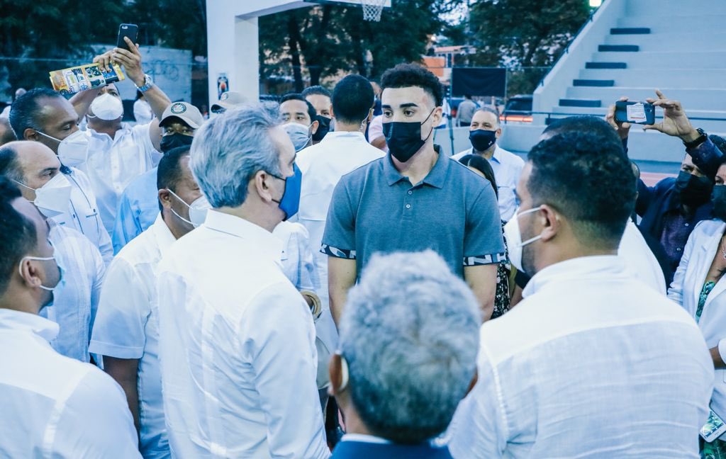 luisabinader's tweet photo. Un placer conversar con nuestro @C_Duarte5, promesa del baloncesto dominicano y quien pone en alto el nombre de la República Dominicana. Chris, mucha salud y éxitos en tu primera temporada en la @NBA con los @Pacers. #OrgulloDominicano 🇩🇴 https://t.co/5o8zrWW553