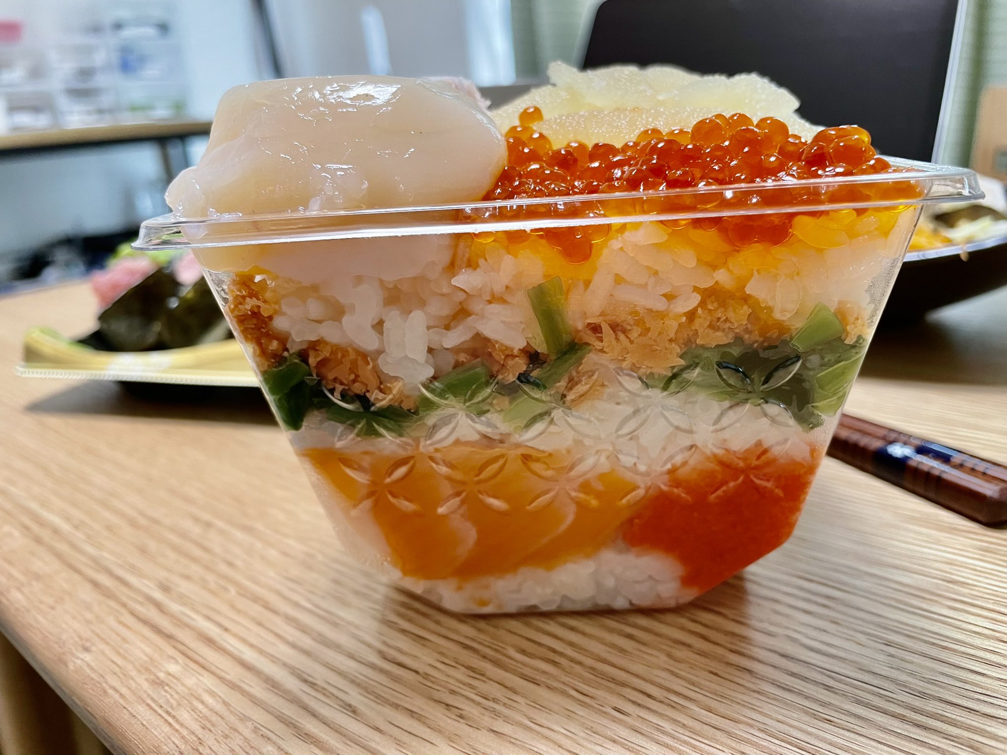 なぐも ワクチンの副反応には海鮮丼が効くというので 東京駅デパチカで3重層のてんこ盛り海鮮丼と中落ちといぶりがっこのお寿司買ってきた どこまで食べても具が無くならないの良い T Co Siwq2czhbt Twitter