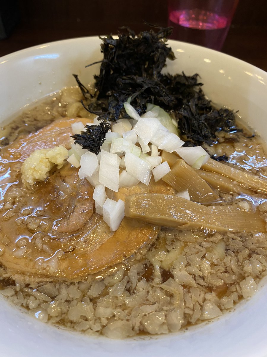 戎 えびす ぶたとにぼし 東海神 ぶたとにぼし ニンニク入り 気になってこちらに 一口目 にぼし ニンニクを混ぜて食べると豚の旨味が それと自分はこの麺がスゲ 美味かった 食べ方によって味がかなり変わるラーメンでした お土産もゲット