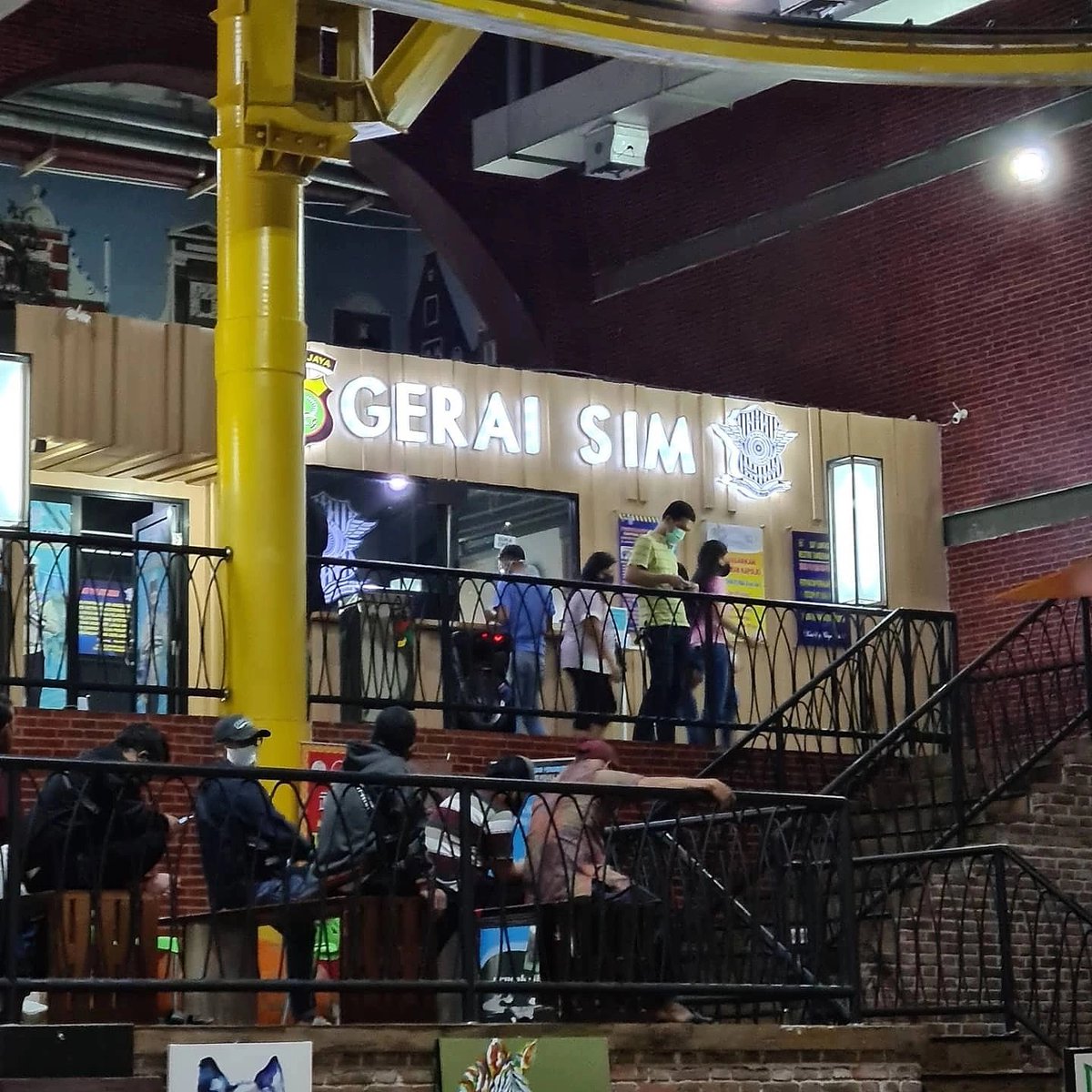 abouttng's tweet photo. Main ke mall sambil perpanjang SIM &amp; STNK. Gerai SIM &amp; SAMSAT tersebut berada di Mall Tangcity, Kota Tangerang.

Pelayanan di Tangcity Mall buka hari Senin - Sabtu pukul 10.00-16.00 WIB. Untuk msk ke mall wajib scan barcode menggunakan aplikasi PeduliLindungi min vaksin dosis 1. https://t.co/L1DsAcEenx