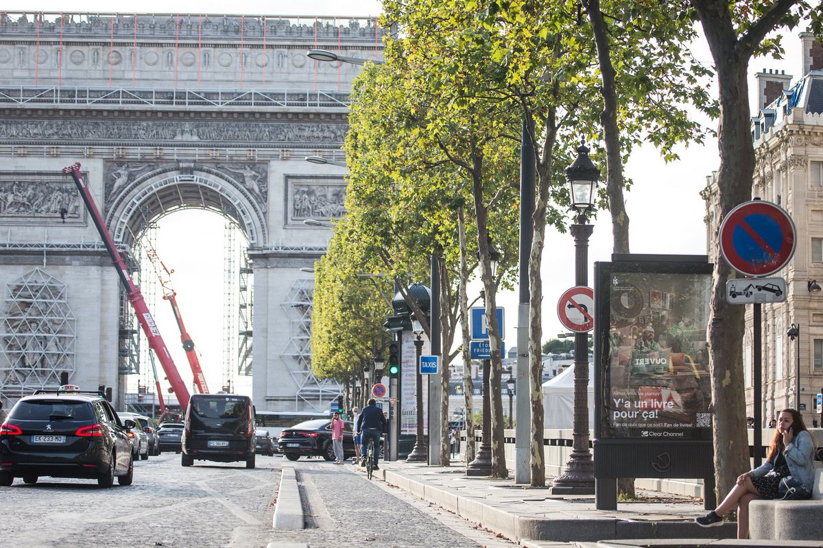 SharjahBookAuth's tweet photo. The picturesque avenues of Champs Elysees Avenue in Paris are brightly displaying our favourite words: ‘If you’re into something, you’re into books’.⠀
⠀
Bonsoir la France! ⠀
⠀
#Shj #UAE #SBA #Reading #Books #SharjahBookAuthority #IntoBooks https://t.co/nH8t8viJeZ