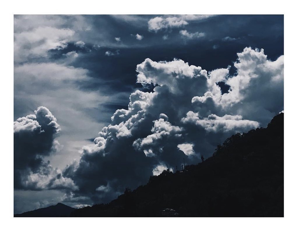 the_freigeist's tweet image. Choto choto din, alape rongin, nurir moton.
Chhoto chhoto raat - chena mou tar polasher bon.
***
Small days - colorful with words - like pebbles.
Small nights - spreads like the Polash forest.

Pherari Mon / The Escaping Mind 

#antaheen #pherarimon #songsthattouchyoursoul
