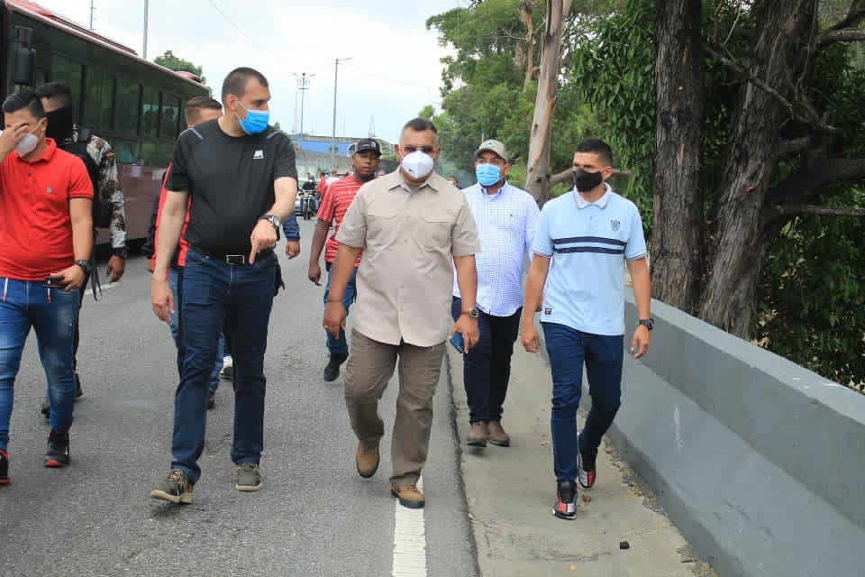 mincomunas_ve's tweet photo. #EnFotos📸| Este Domingo el titular de Ecosocialismo @JosueLorca, junto al Vicepresidente sectorial de Obras Públicas y Servicios ,@reverolnestor y el ministro de @transportegobve, Hipólito Abreu. Analizaron las fallas que tiene el río Guaire, causadas por las fuertes lluvias. https://t.co/tl9tOfCIsk