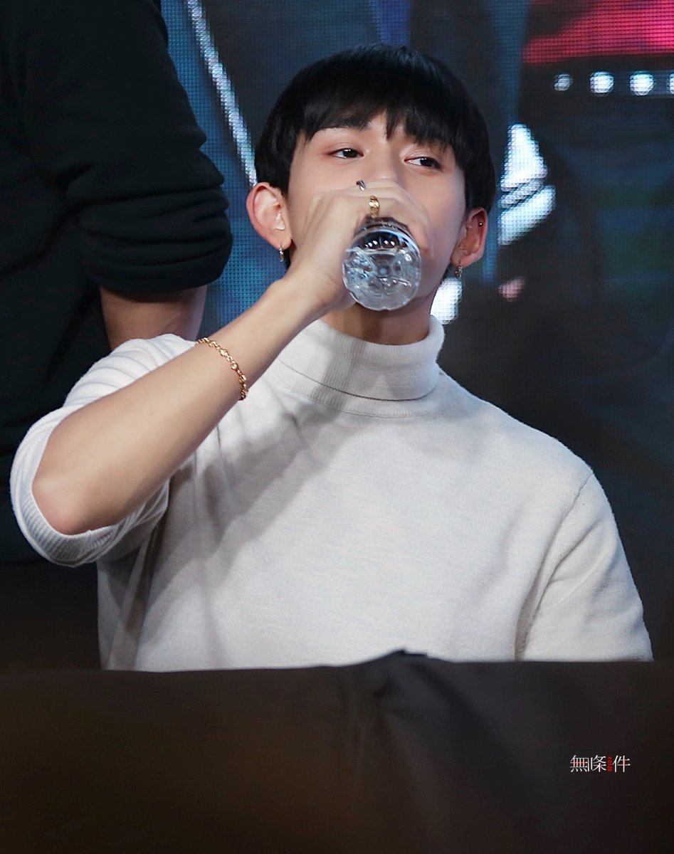 lucasperhour's tweet photo. #LUCAS #黄旭熙 #루카스 https://t.co/BKPygKJPWA