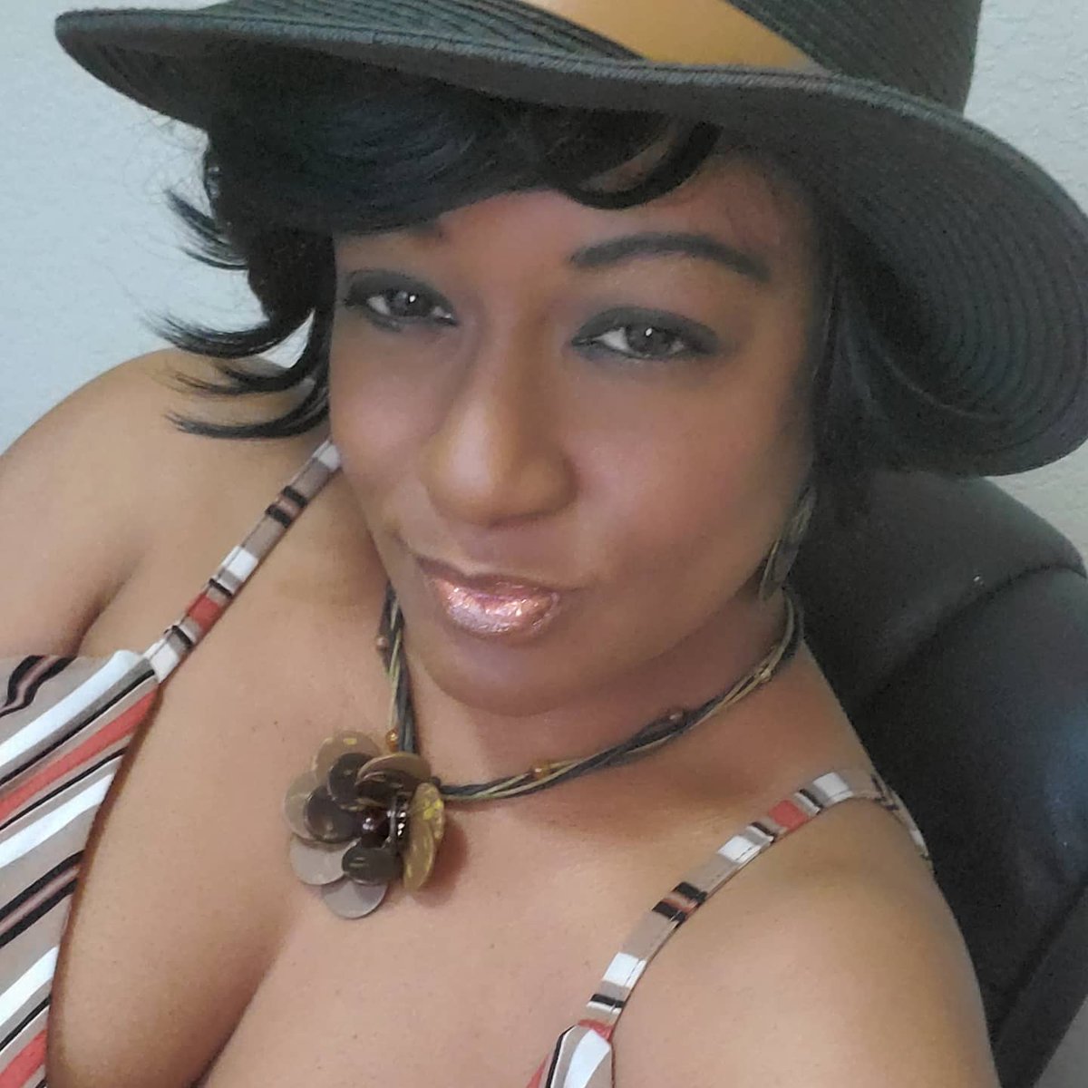 FaithPlusWorks's tweet photo. Yep; I'm still celebrating my #46thBirthday π!! My Chica said she was taking me to dinner. I figured I would have an #ImpromptuPhotoShoot until she got here. #LovingTheSkinImIn β€ Hello 46! π #LeosRock π― https://t.co/lLUCNAMDjQ