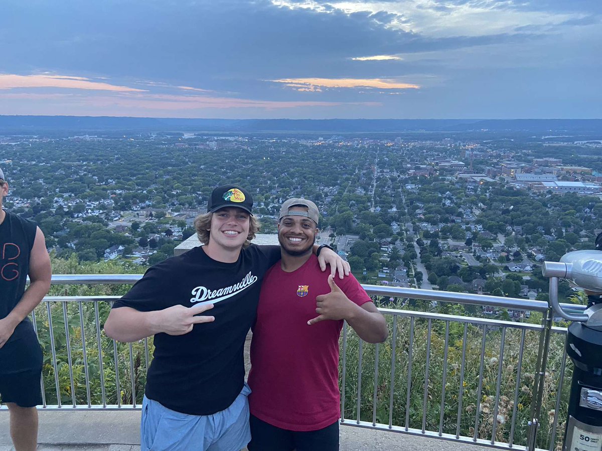 UWLEagleFB's tweet photo. Nothing beats this view of the city 🏙

Our freshmen headed up to Granddad Bluff as a group to experience this firsthand!

#TheExperience #d3fb https://t.co/fXWhmXRw5O