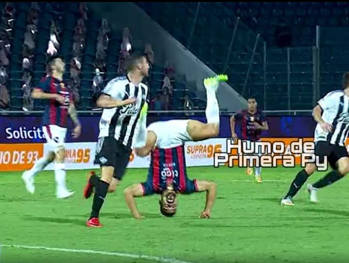 MarioCcp10's tweet photo. Wtf!! Juan Patiño viendo donde está olimpia en la tabla. https://t.co/Go8tbF0Ksv