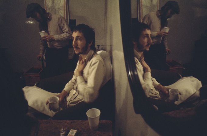crockpics's tweet photo. Pete Townshend sitting backstage, 1970. Photo by David Warner Ellis. https://t.co/cICJcHUMaS