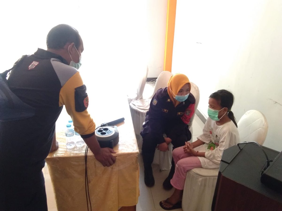 call112surabaya's tweet photo. Pagi ini (23/08) telah ditemukan seorang anak perempuan yahg tersesat.

Posisi anak ini berada di Kecamatan Bubutan

Saat ini anak perempuan tsb telah didampingi oleh Tim Rusa Darlog dan rekan-rekan DP5A

#BiasakanYangTidakBiasa https://t.co/JDJj2XyTb1