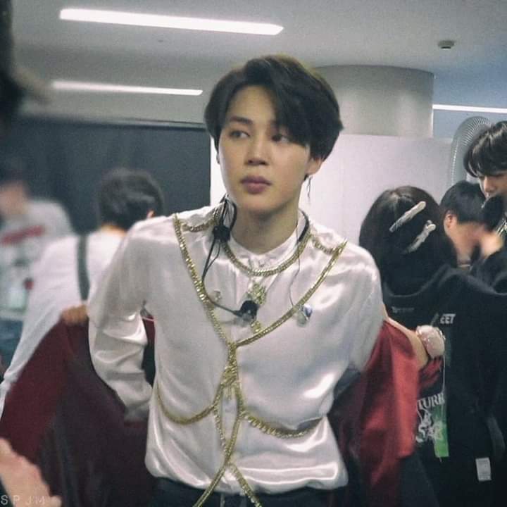 vicky_parkk's tweet photo. Park jimin luciendo como un príncipe https://t.co/MoJnMxVIbJ
