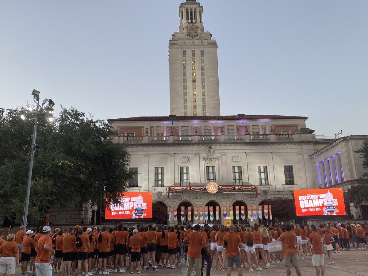 SarahB_HookEm's tweet photo. Wow.  Nothing quite like Lighting the Tower.  All of @TexasLonghorns student athletes, coaches, &amp; staff together tonight to celebrate winning the @LDirectorsCup.  Honored to be apart of this incredibly special family. https://t.co/2yl1R5rMjL