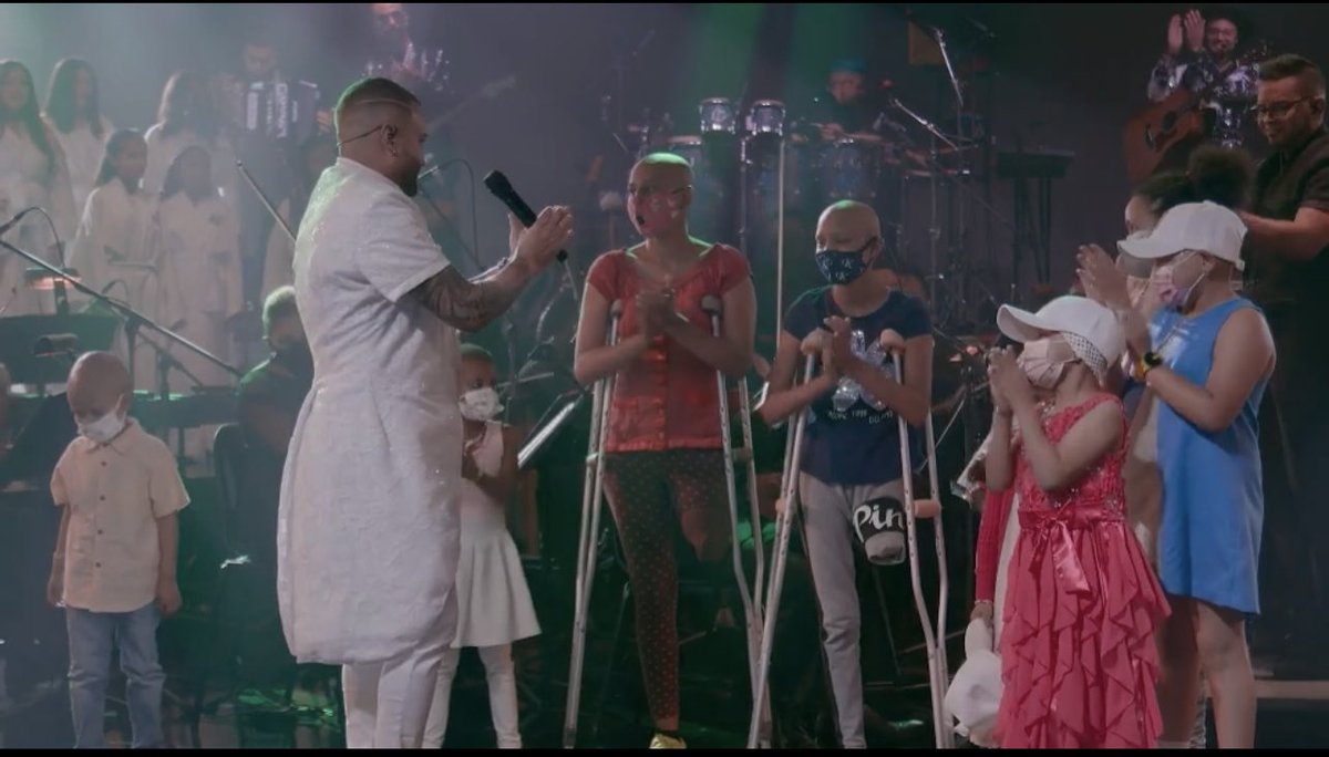 freddygnea's tweet photo. Sin palabra el concierto @nacholacriatura pero mucho mejor ese gesto para los niños con cancer eres ejemplo y orgullo venezolano #NachoSinfonico https://t.co/sqCA1PlPeW