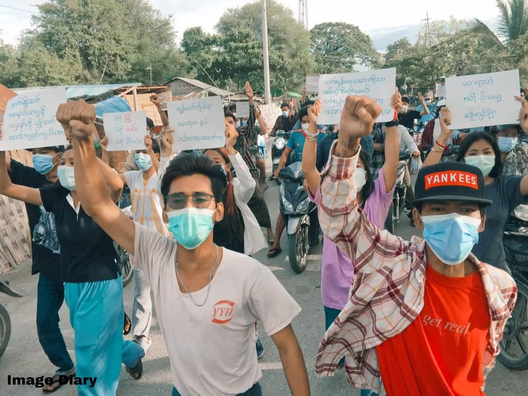 Energetic Mandalar University Students took to the streets to protest against the Terrorist regime on this morning despite the security tight in #Mandalay.
JUNTA USES ASEAN AS SHIELD
#WhatsHappeningInMyanmar 
#Aug23Coup