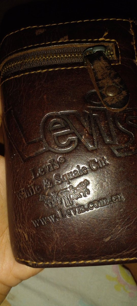 mrcyainaga's tweet photo. Udah 6thn Dompet ini dari 2015 sampai sekarang awet banget cuman isinya aja ygg gak awett 🤣🙏 #LevisSouth #DompetAwet #6thn https://t.co/uwe201WdiY