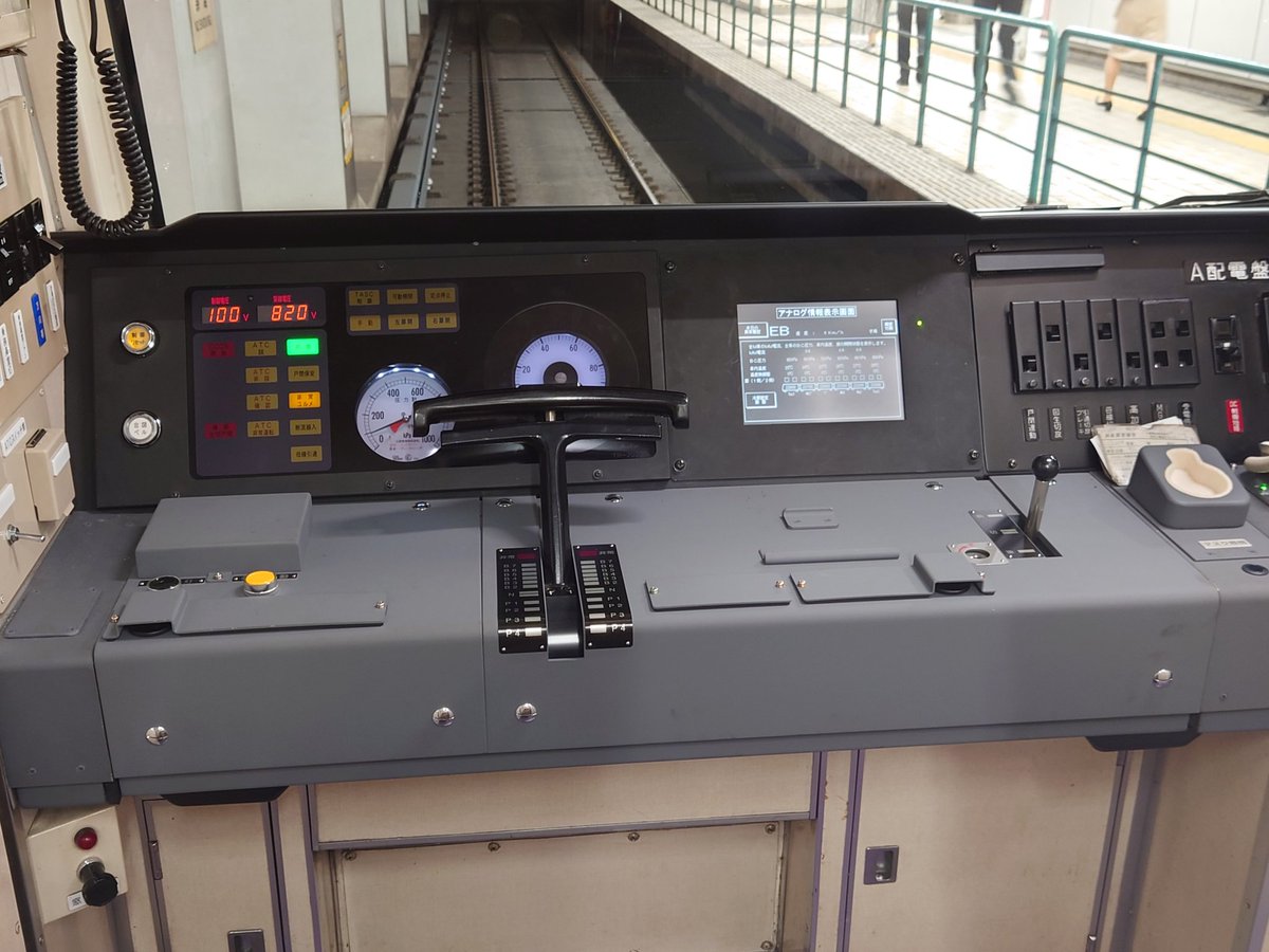 大阪メトロ谷町線22系の運転台の速度計を見てみますと、非点灯なので