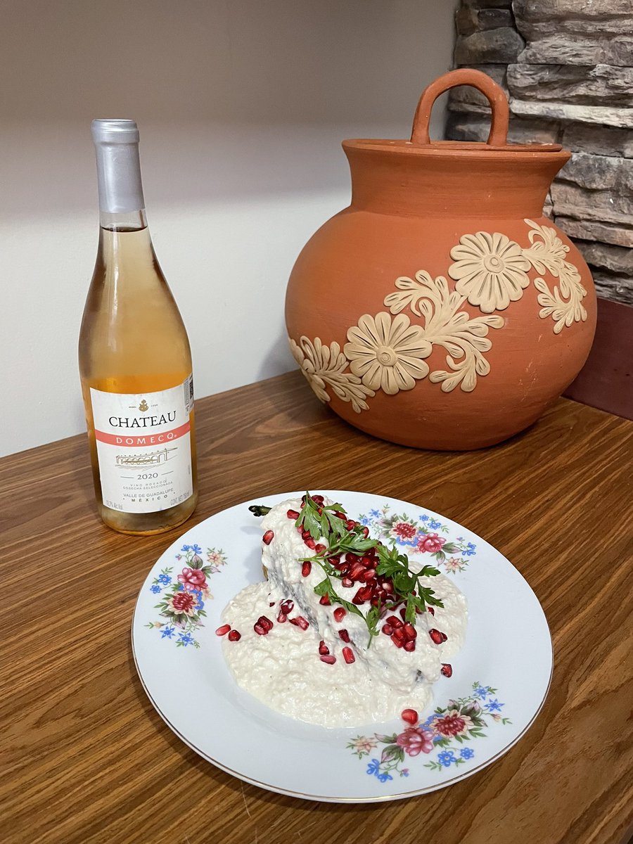 Hoy comimos los que para nuestro gusto son los mejores #ChilesEnNogada de la temporada con el mejor #vinomexicano para acompañar a este glorioso platillo. Otro año en el que se luce la chef <a href="/liz_galicia/">liz galicia</a> con sus chiles. El Chateu Domecq Rosado hizo el maridaje perfecto. 👏🏻👏🏻🙏🏻