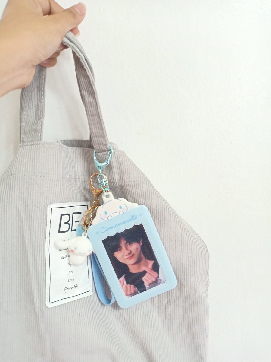 always with my cinnamonroll no matter where i go! thank you for the pc holder @NomadKenth 💙💙💙