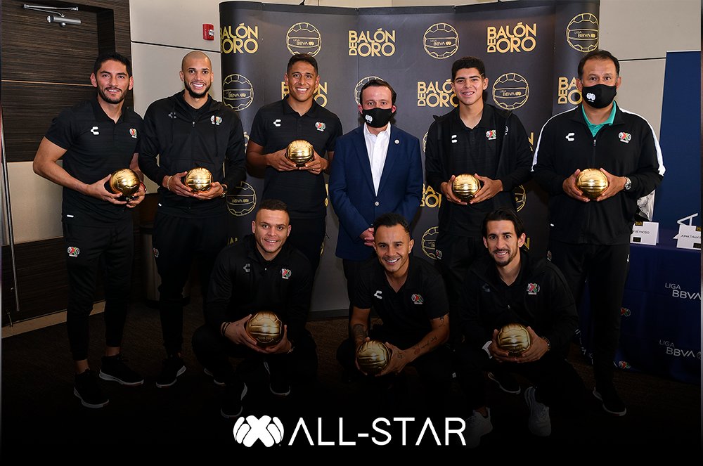 LigaBBVAMX's tweet photo. 🥇¡MOMENTO DORADO!🪙

Esta noche, @MikelArriolaP entregó los Balones de Oro a los mejores jugadores de la Temporada 2020-2021. 

Convocados al Equipo de las Estrellas de la #LigaBBVAMX. 

¡FELICIDADES! https://t.co/c5a0GSD2SZ