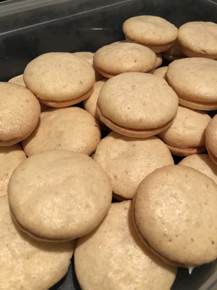 MMears_'s tweet image. Macarons with passion fruit curd 😋Not the prettiest batch, but I should still have some happy lab mates tomorrow!