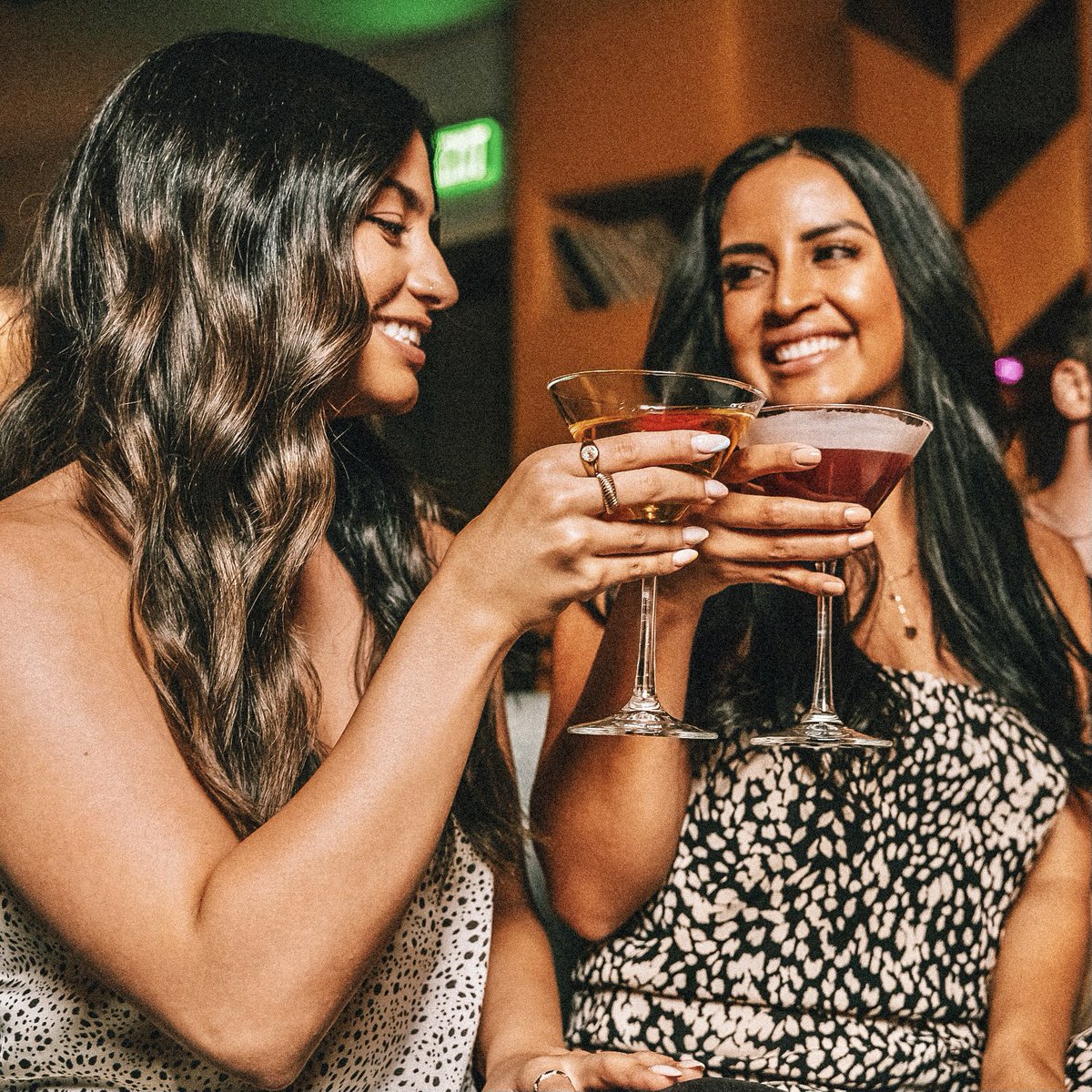 The weekend might almost be over but Live Entertainment at #AlexxasLounge isn’t! Join us this evening beginning at 10PM for delicious bites, tasty cocktails and live music by Justin Carder! #Vegas