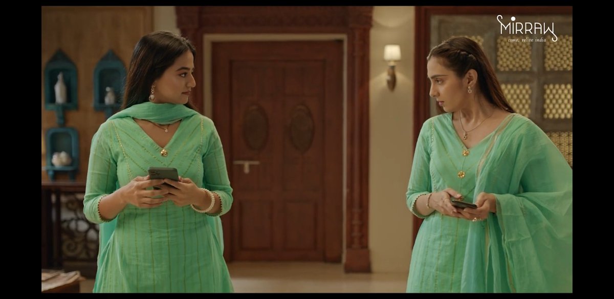 HellyS_Universe's tweet photo. Did u watch @OfficialHelly7 new #Mirraw ad ???
If not then what are u waiting for tap the link below and watch it now ๐
๐https://t.co/cPySZjRoPs
#HellyShah | #HellyHolics https://t.co/Dqeg7tRQ1Y