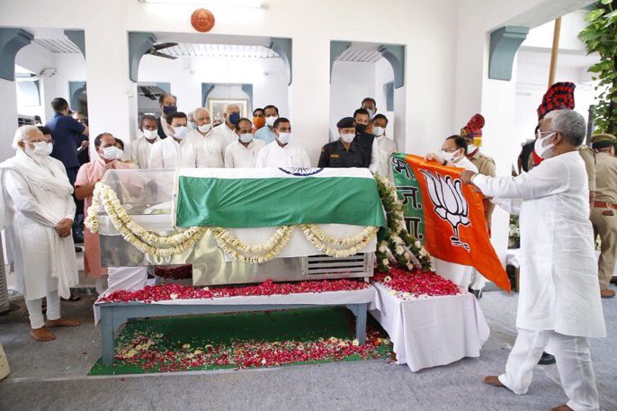 मुझे यकीन है PM मोदी तिरंगे के ऊपर कोई भी झंडा बर्दाश्त न करते. उनकी गैर मौजूदगी में ऐसा हुआ होगा.